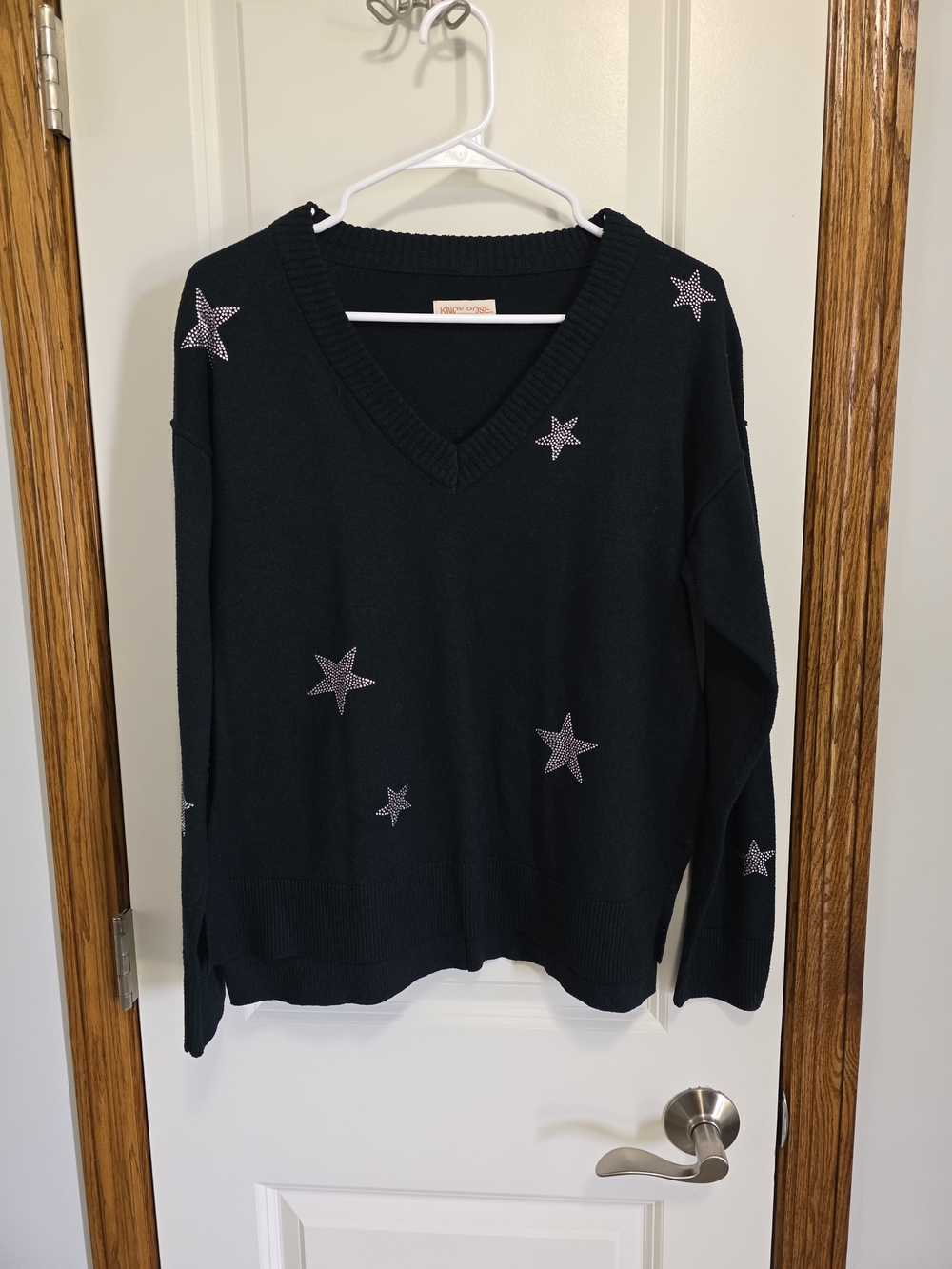 Knox Rose Black V-Neck Star Embellished Sweaterโ